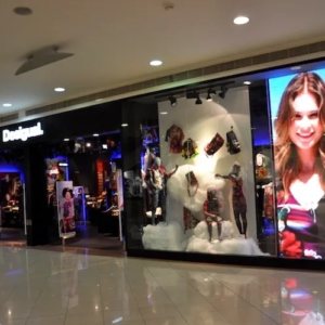 ÉCRAN INTERNE LED P2.5, VISIBLE EN PLEIN SOLEIL ET LUMINEUX POUR VITRINE ET INTÉRIEUR 100×100 cm