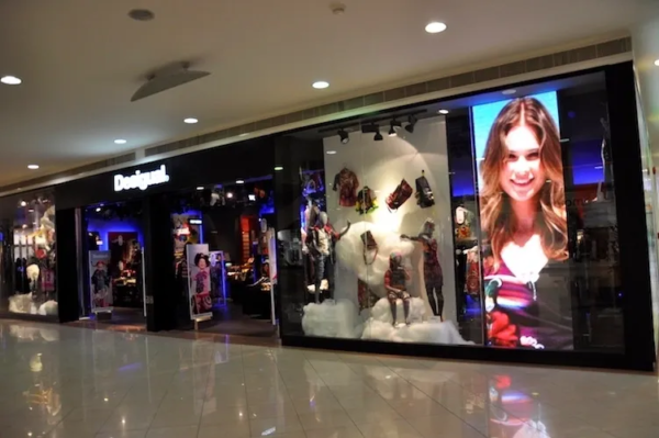 ÉCRAN INTERNE LED P2.5, VISIBLE EN PLEIN SOLEIL ET LUMINEUX POUR VITRINE ET INTÉRIEUR 100×100 cm
