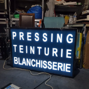 ENSEIGNE LUMINEUSE LED UNE FACE DIBOND AJOURÉ 80x70cm