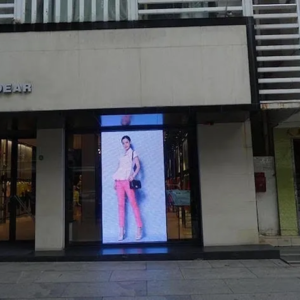 ENSEIGNE LED P4, VISIBLE EN PLEIN SOLEIL POUR VITRINE ET EXTÉRIEUR 100×100 cm