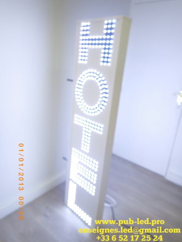 SIGNALÉTIQUE LED “HOTEL” DOUBLE FACE EXTÉRIEURE AVEC ANIMATION 150X40CM