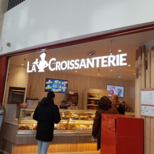 ENSEIGNE LUMINEUSE 3D LED EXTÉRIEURE “LA CROISSANTERIE” LETTRES BOITIERS 40CM + 400W