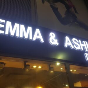 ENSEIGNE EXTÉRIEURE 40CM LETTRES BOITIERS LED "EMMA & ASHLEY" 3D