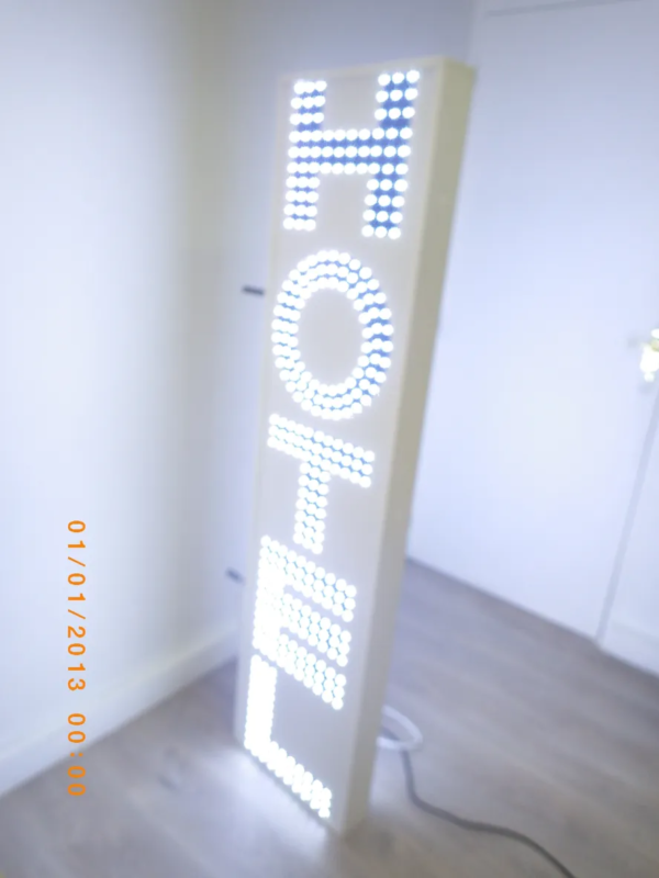 SIGNALÉTIQUE LED “HOTEL” DOUBLE FACE EXTÉRIEURE AVEC ANIMATION 150X40CM - Image 4