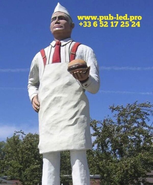 "UNE DÉCORATION STATUE DE FIGURINE DE CHEF EN RÉSINE DE FIBRE DE VERRE AVEC UN HAMBURGER - Image 4