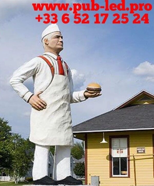 "UNE DÉCORATION STATUE DE FIGURINE DE CHEF EN RÉSINE DE FIBRE DE VERRE AVEC UN HAMBURGER